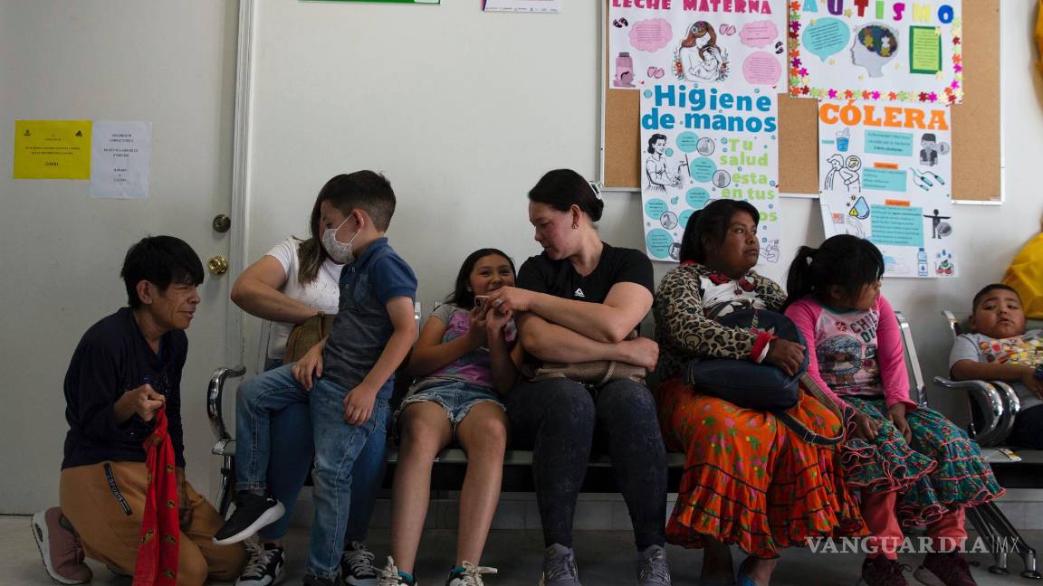 $!Un grupo de personas esperan a ser vacunadas contra el sarampión en un centro de salud en Cuauhtémoc, en el estado mexicano de Chihuahua.