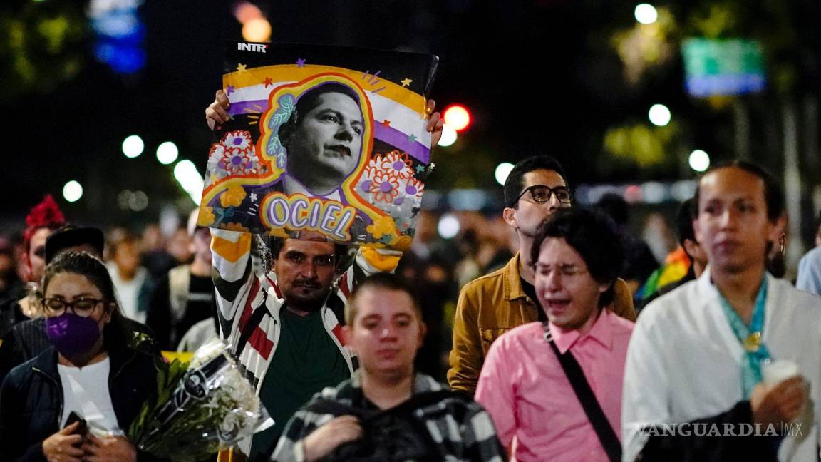 $!Manifestantes marchan durante una protesta en busca de justicia por la muerte del magistrado Ociel Baena, la primera persona abiertamente no binaria en AL.