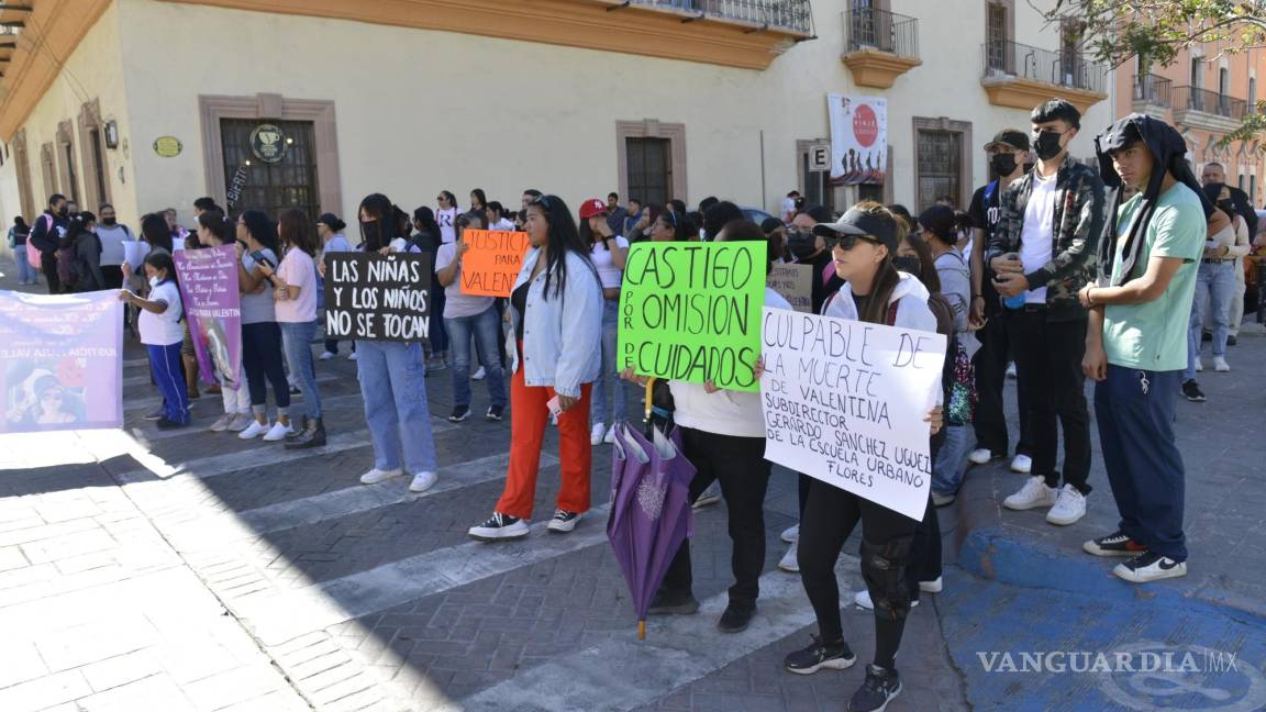 $!“Las niñas no se tocan, no se abusan, no se matan”, es el reclamo escrito en mantas y pancartas.