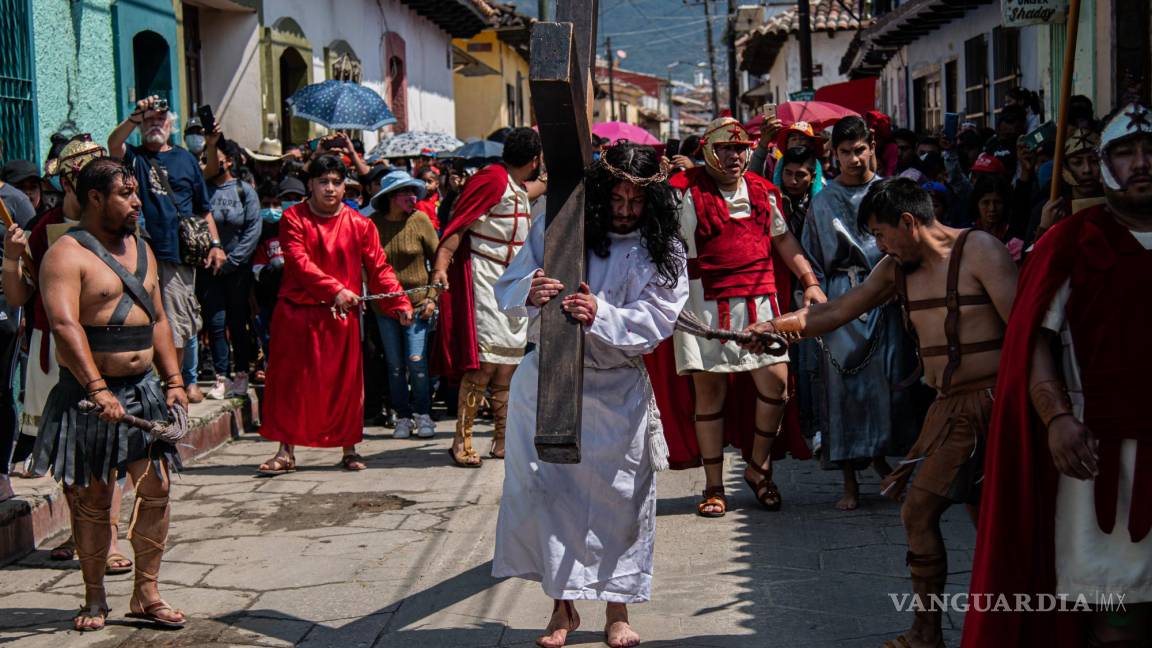 $!Grupos de personas escenifican la Pasión y Muerte de Cristo hoy, en el marco del viernes santo, en el municipio de San Cristóbal de las Casas en Chiapas (México).