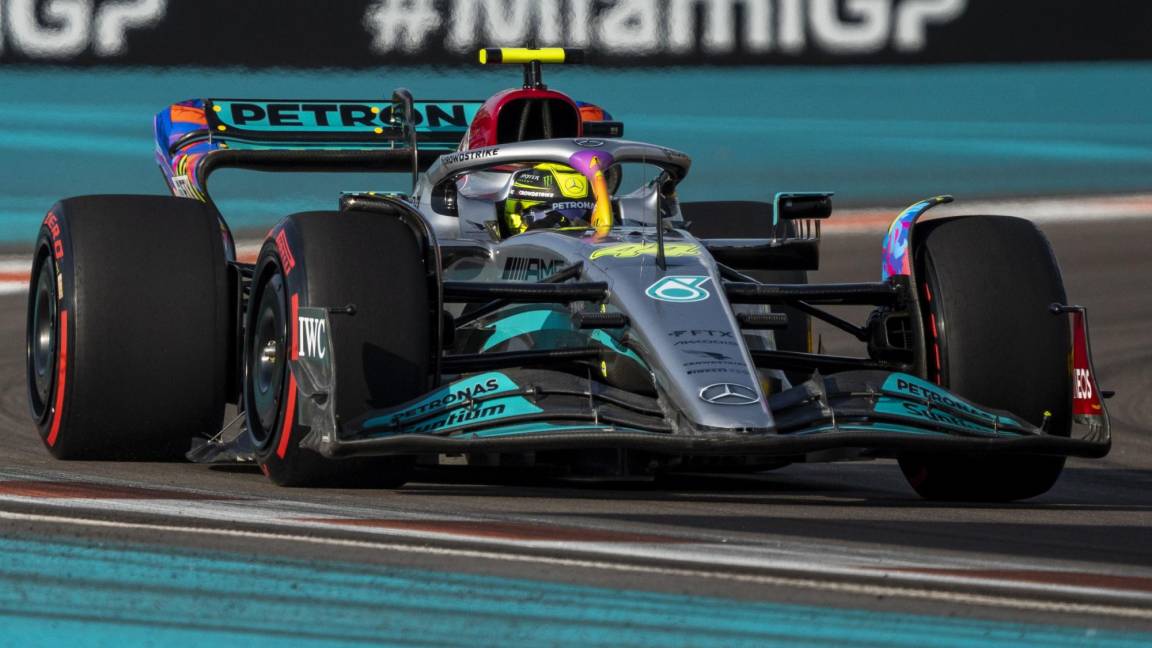 $!El piloto británico Lewis Hamilton de Mercedes-AMG Petronas en acción durante los entrenamientos libres 2 del Gran Premio de F1 de Miami.