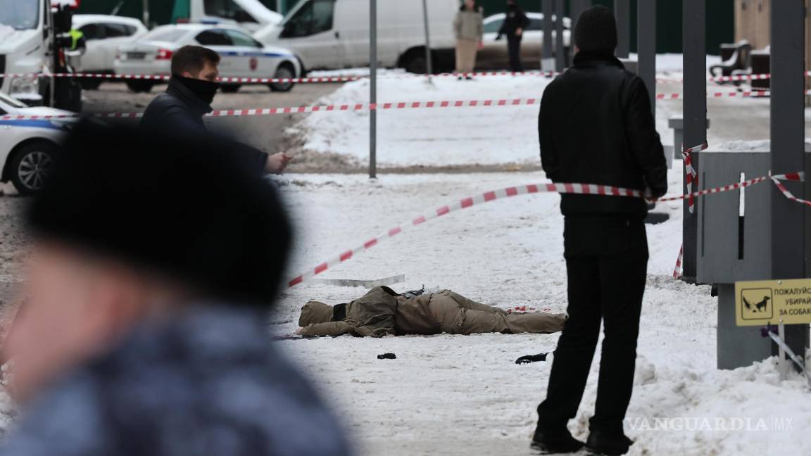 $!Según un comunicado del Comité de Investigación de Rusia, el teniente general Igor Kirillov y su asistente murieron fuera de un edificio de apartamentos.