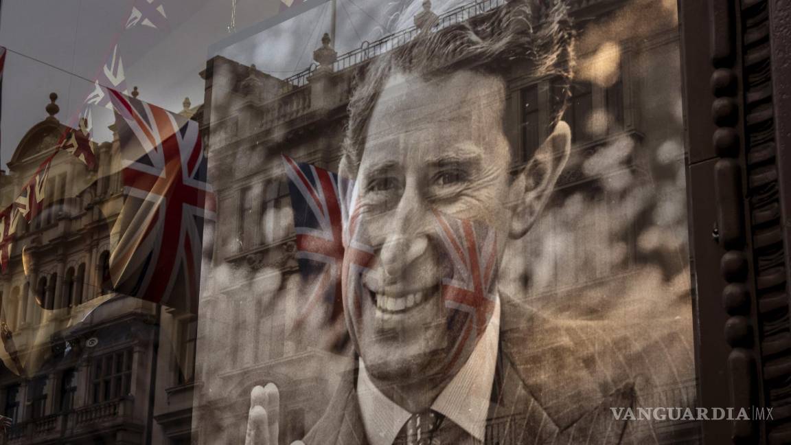 $!Un escaparate decorado con una foto del rey Carlos III es fotografiado en Londres. La coronación tendrá lugar en la Abadía de Westminster el 6 de mayo.