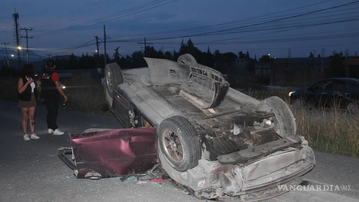 Conductor ebrio provoca choque y vuelca frente a la UAAAN, en Saltillo