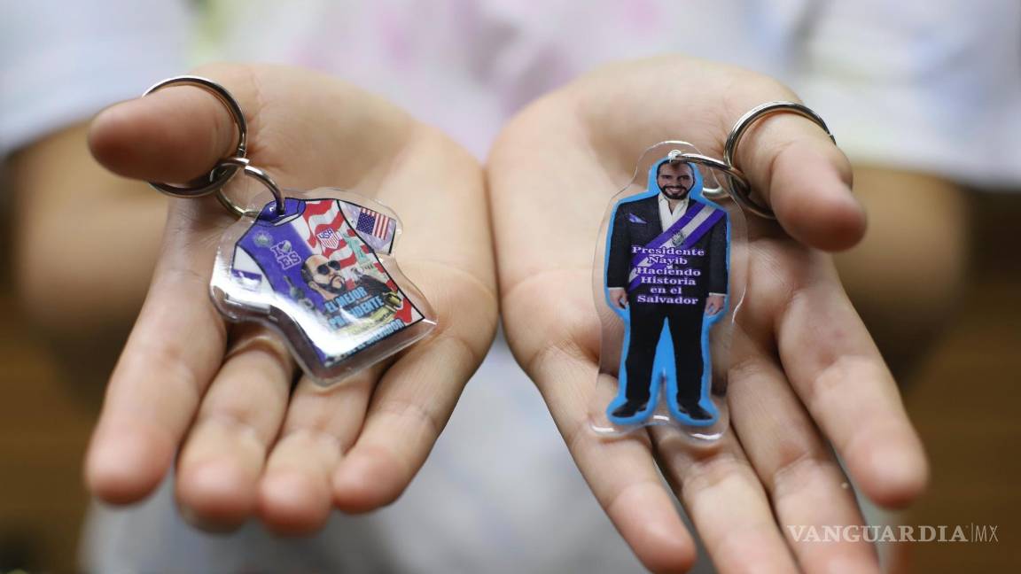 $!Un vendedor muestra llaveros que representan a Nayib Bukele dentro de una tienda de artesanía en el centro de San Salvador, El Salvador.