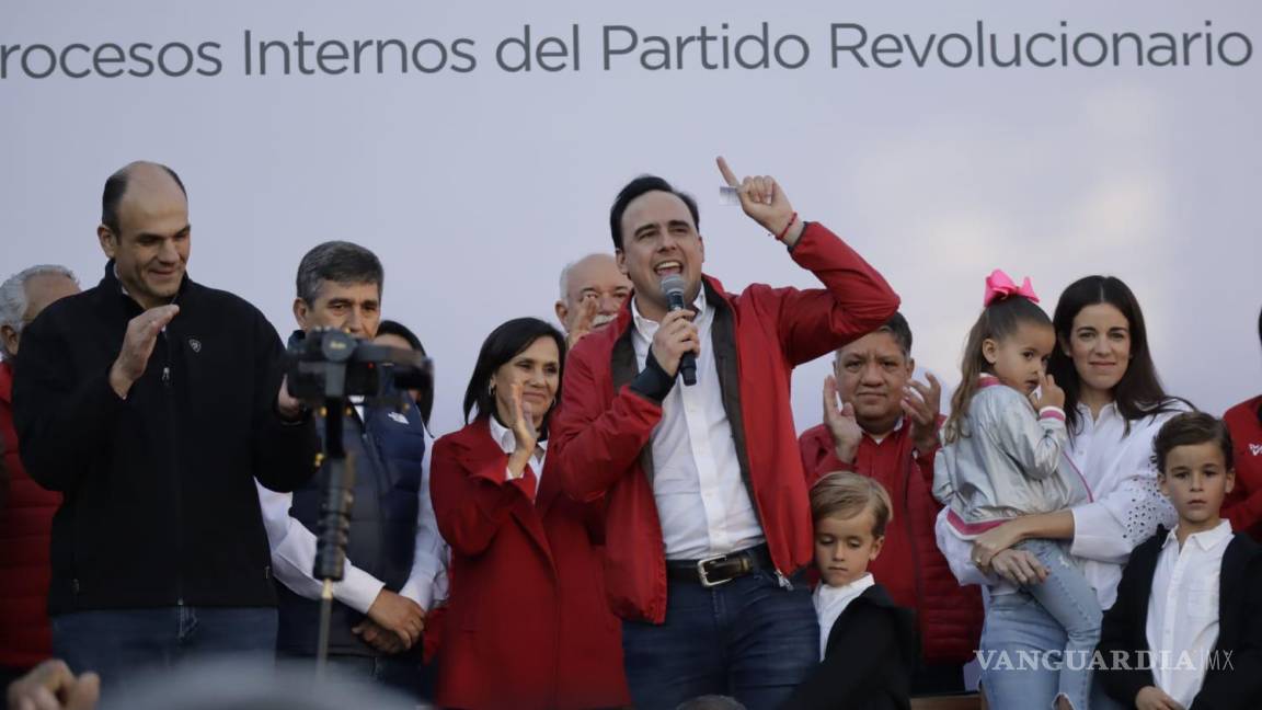 $!Tras la entrega Melchor Sánchez de la Fuente, presidente de la comisión estatal de procesos internos, recibió la carpeta y aprobó dichos documentos convirtiendo a Manolo Jiménez en el pre candidato por el PRI a la gubernatura.