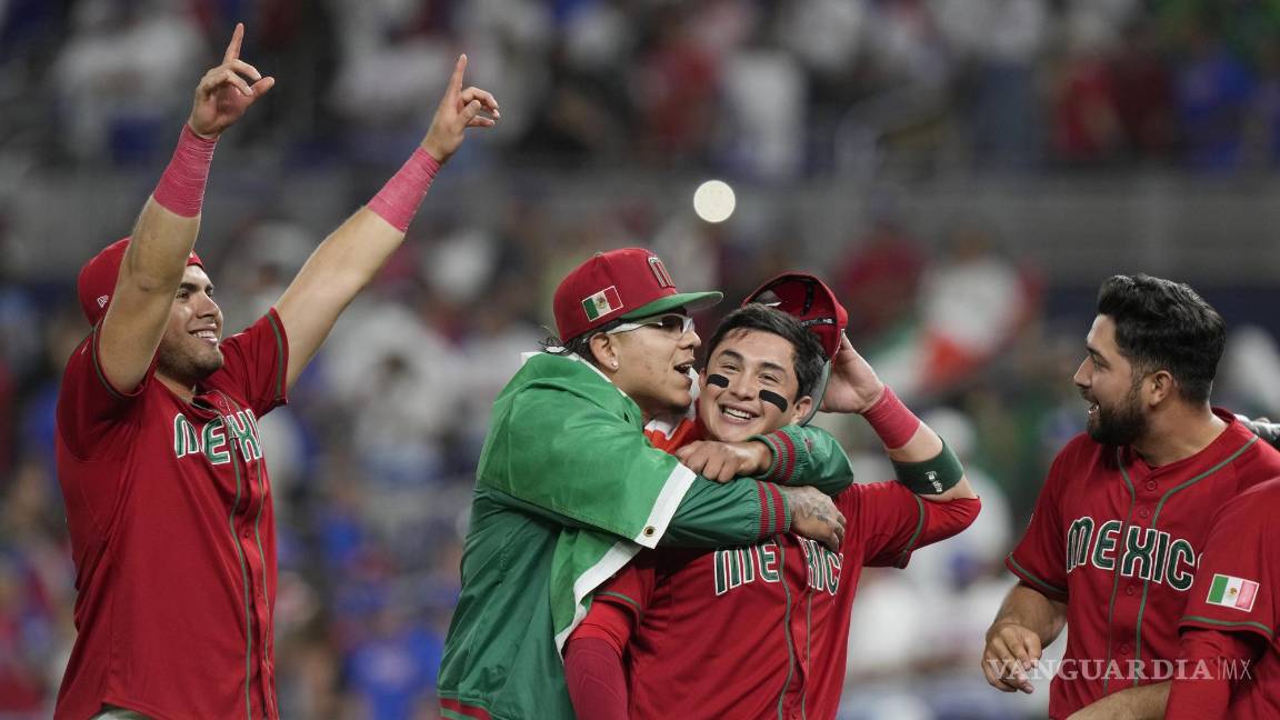 $!Julio Urías abraza a Alexis Wilson tras la victoria de México sobre Puerto Rico.