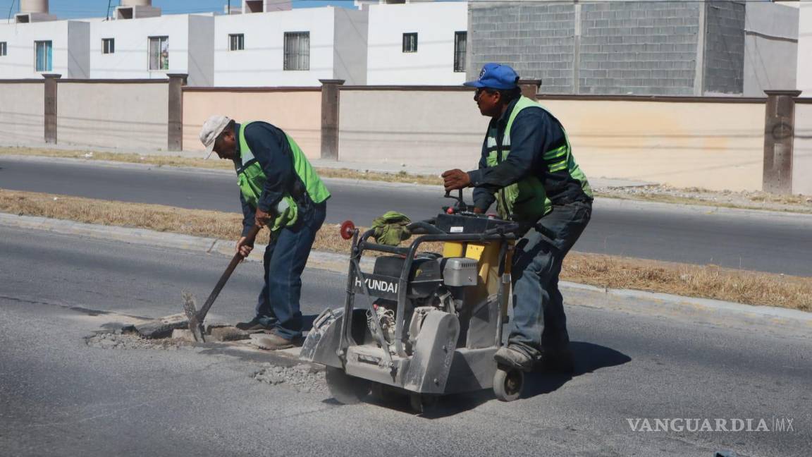 $!Las labores incluyen retiro de pavimento dañado, nivelación de superficies y aplicación de carpeta asfáltica caliente.