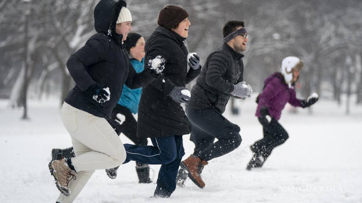 $!Jugadores de nieve participan en la “Batalla de Snowpenheimer” en el National Mall tras la primera nevada del año en Washington, DC.