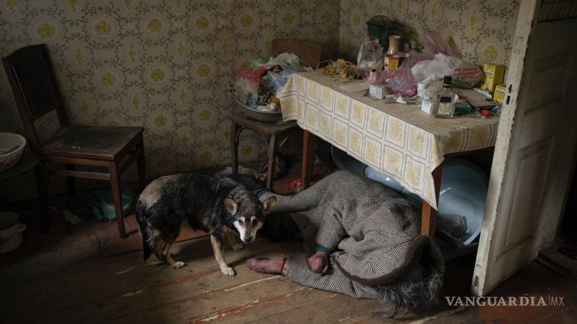 $!Un perro se ve junto al cuerpo de una anciana asesinada en una casa de Bucha, a las afueras de Kiev, Ucrania, el martes 5 de abril de 2022.