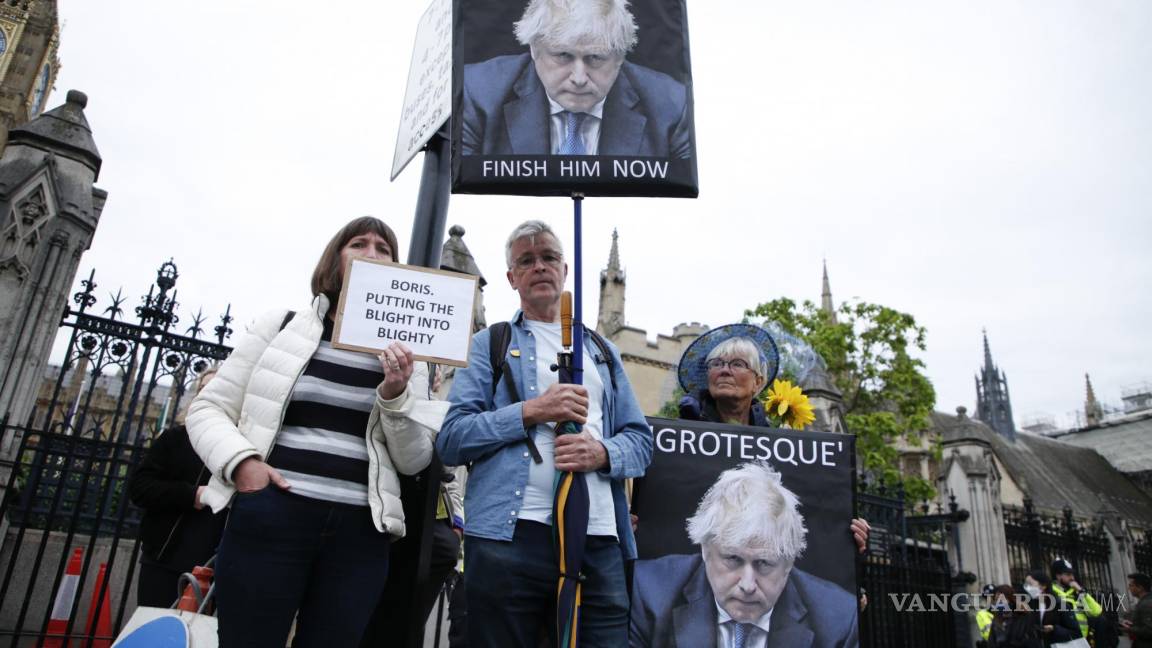 Salvan conservadores a Johnson; seguirá su puesto pese a que perdió confianza de parlamentarios