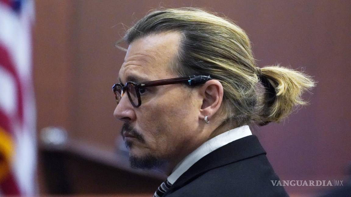 $!El actor Johnny Depp observa cómo el jurado se va mientras comienza la pausa para almorzar en el juzgado del circuito del condado de Fairfax en Fairfax, Virginia.