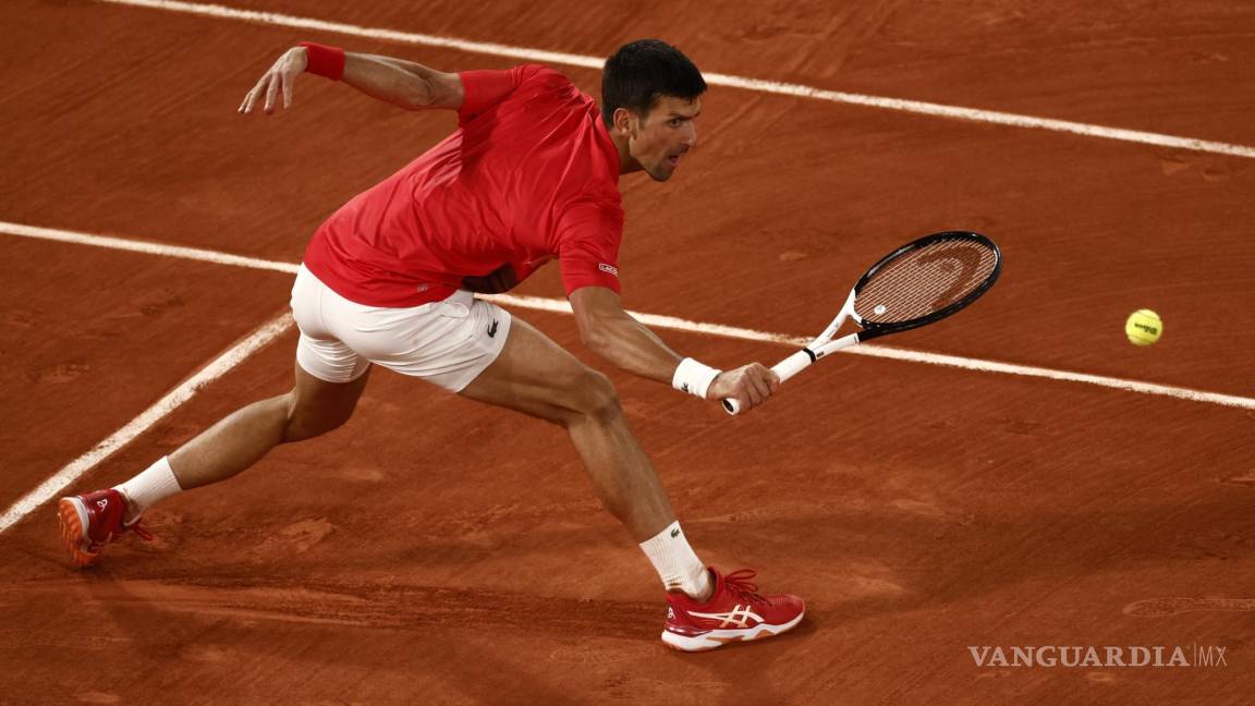 $!Novak Djokovic juega con Rafael Nadalen su partido de cuartos de final de hombres durante el torneo de tenis del Abierto de Francia en Roland Garros.