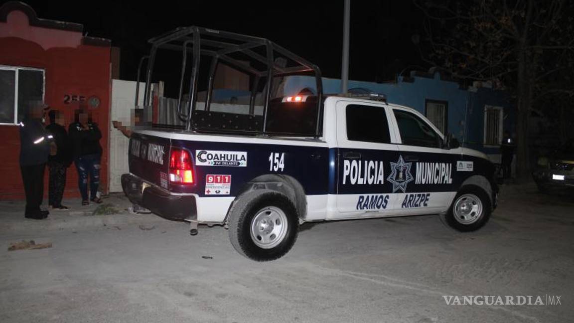 $!Vecinos alertaron al 911 tras encontrar a la joven en el patio de su vivienda.