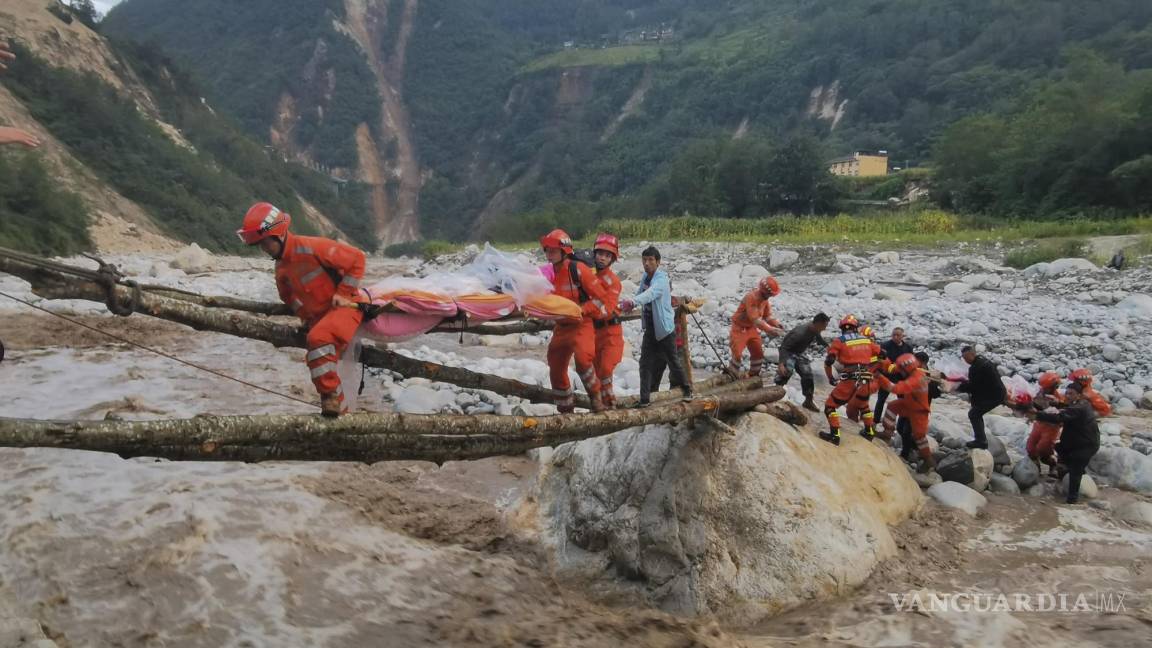 $!Rescatistas trasladan a los sobrevivientes a través de un río luego de un terremoto en la ciudad de Moxi del condado de Luding, en la provincia de Sichuan.