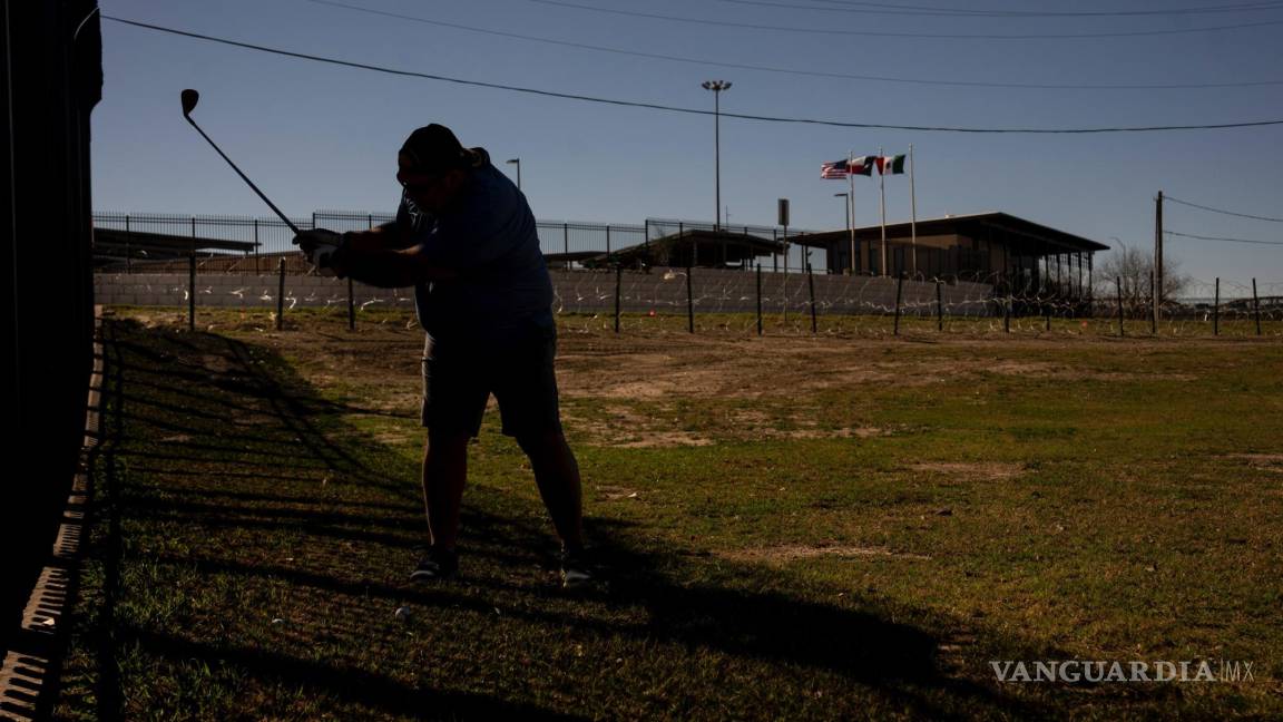 En la zona de conflicto migratorio de la frontera de Texas con México, algunos juegan un partido de golf