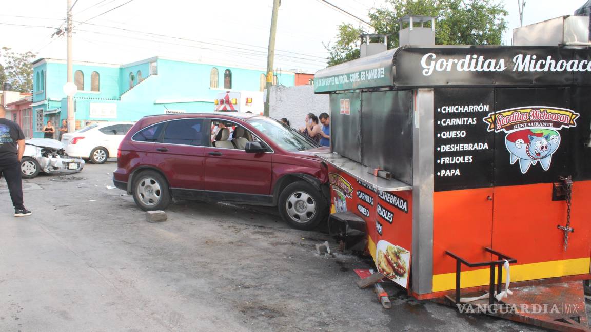 Choque múltiple en Bellavista, en Saltillo: joven provoca accidente y daña puesto de comidas