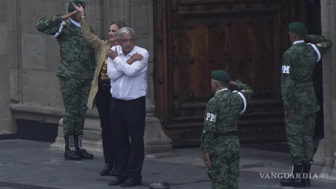 $!El presidente mexicano Andrés Manuel López Obrador y su esposa Beatriz Gutiérrez se despiden después de una marcha hacia el Zócalo.