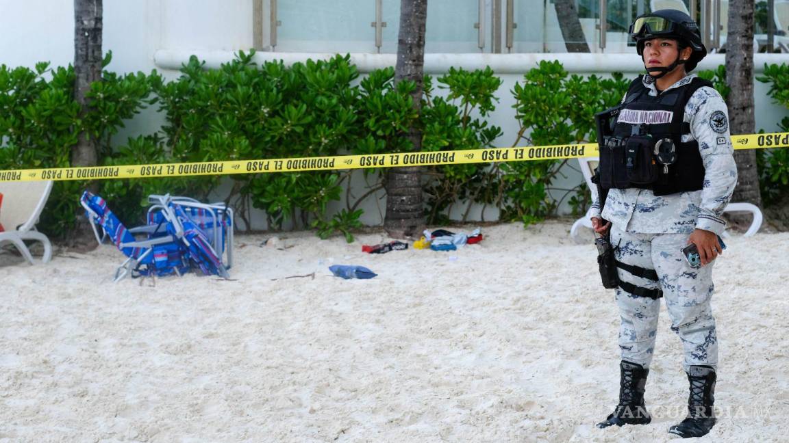 Hombres armados asesinan a niño en playa de Cancún, huyen en moto acuática