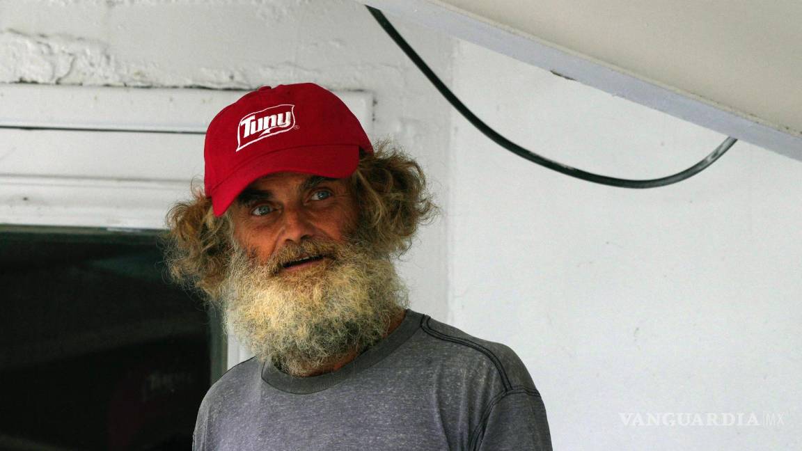 $!El australiano Timothy Lyndsay Shaddock, que estuvo tres meses a la deriva en el mar, al llegar a Manzanillo, México.