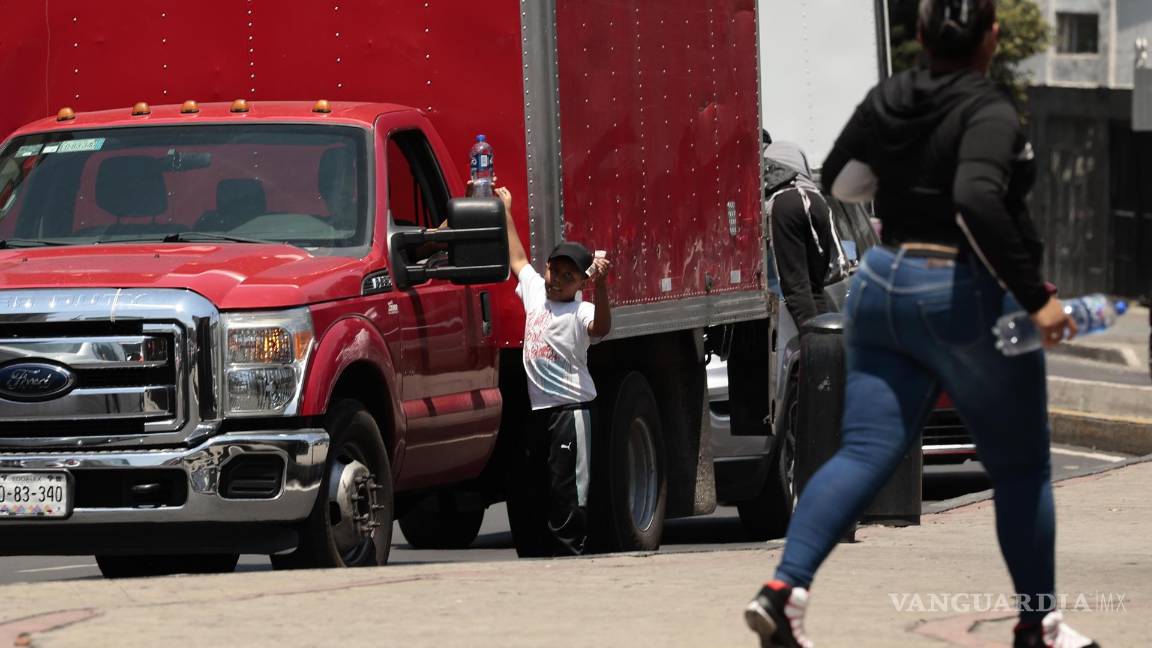 $!Un menor de edad trabaja en una calle de Ciudad de México (México).
