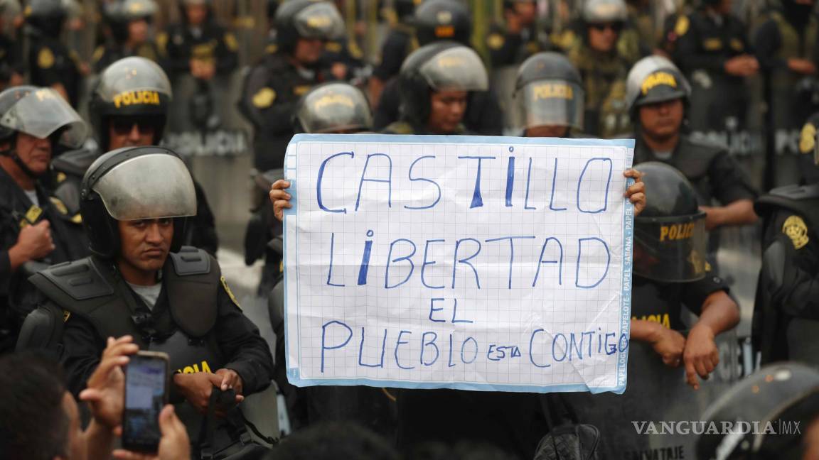 $!Miembros de la policía vigilan a cientos de manifestantes a favor de Pedro Castillo y en contra del Congreso que se manifiestan en las calles en Lima, Perú.