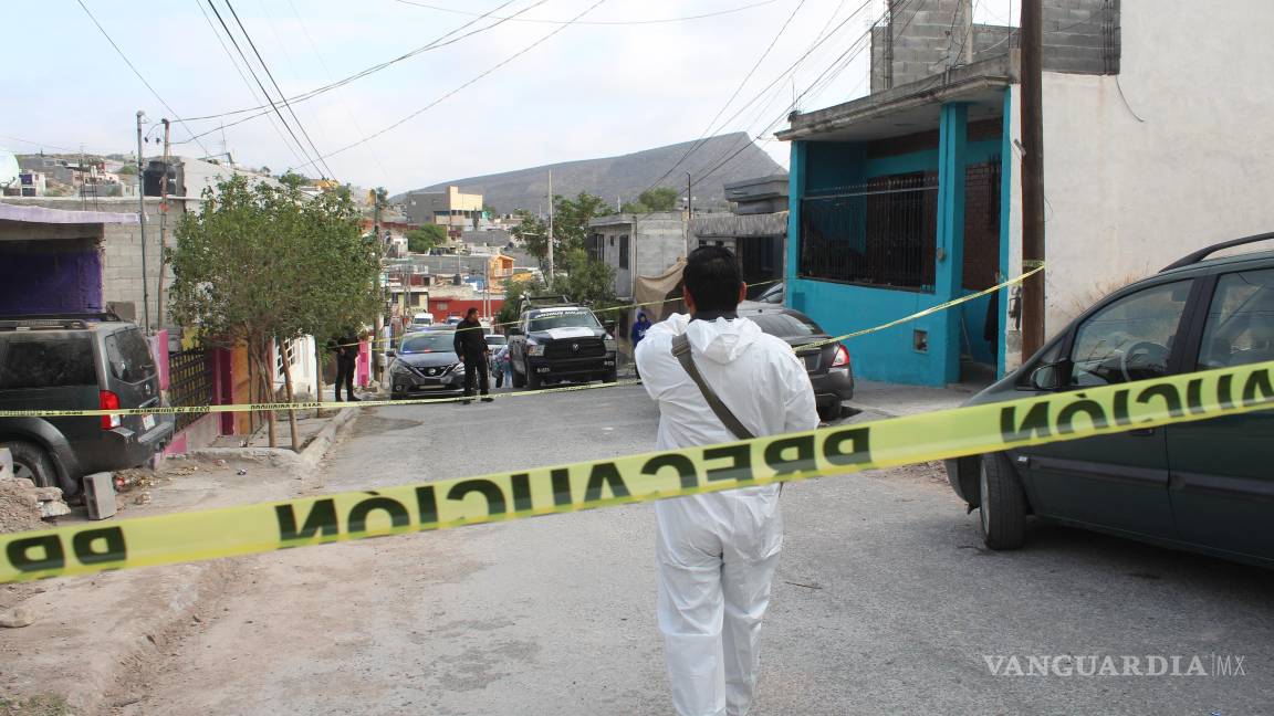 $!Peritos de la FGE recogieron evidencias en las viviendas cercanas a la escena del crimen, buscando esclarecer los detalles del trágico incidente.