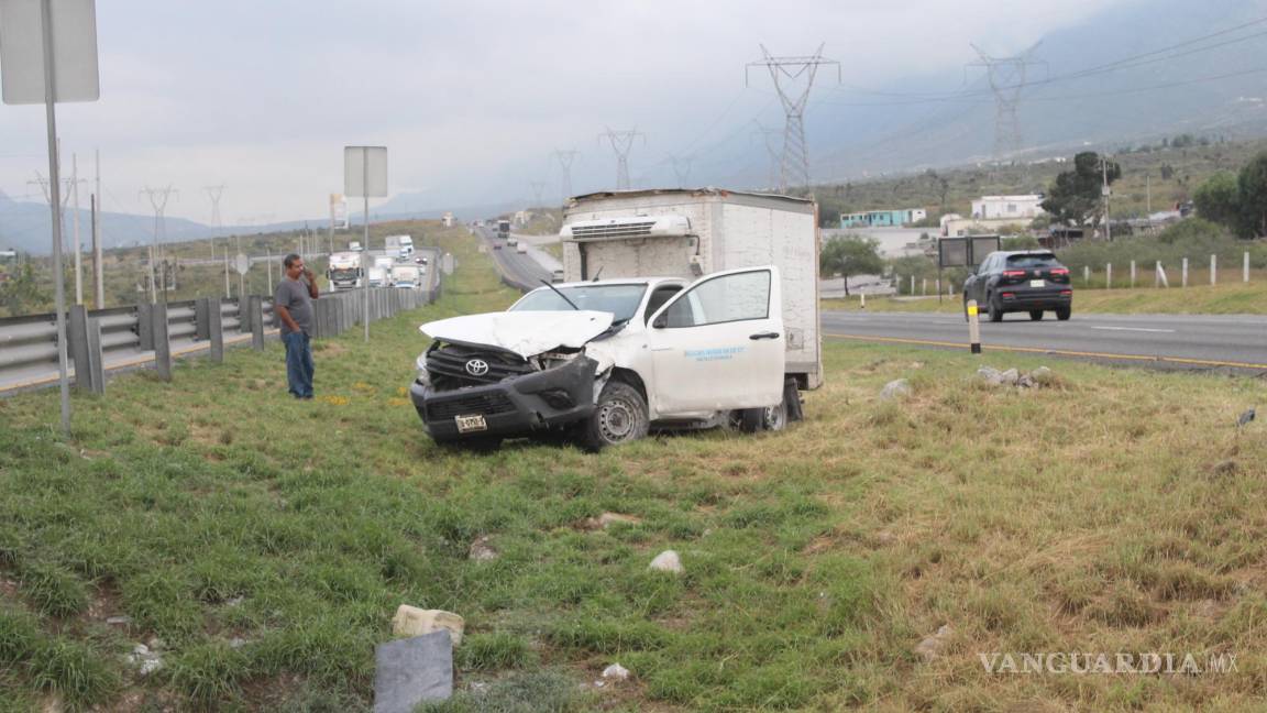 Se le revienta una llanta y vuelca en la carretera Saltillo-Monterrey