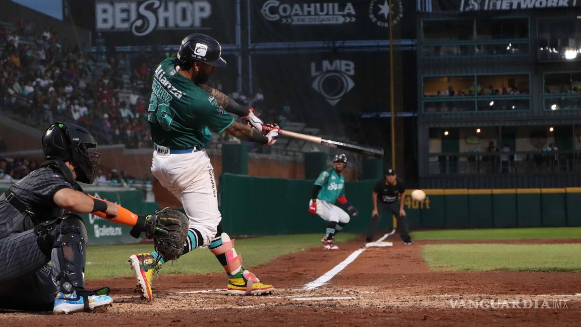 $!Los Saraperos celebraron en el dugout tras asegurar la serie frente a su afición en el estadio Francisco I. Madero.