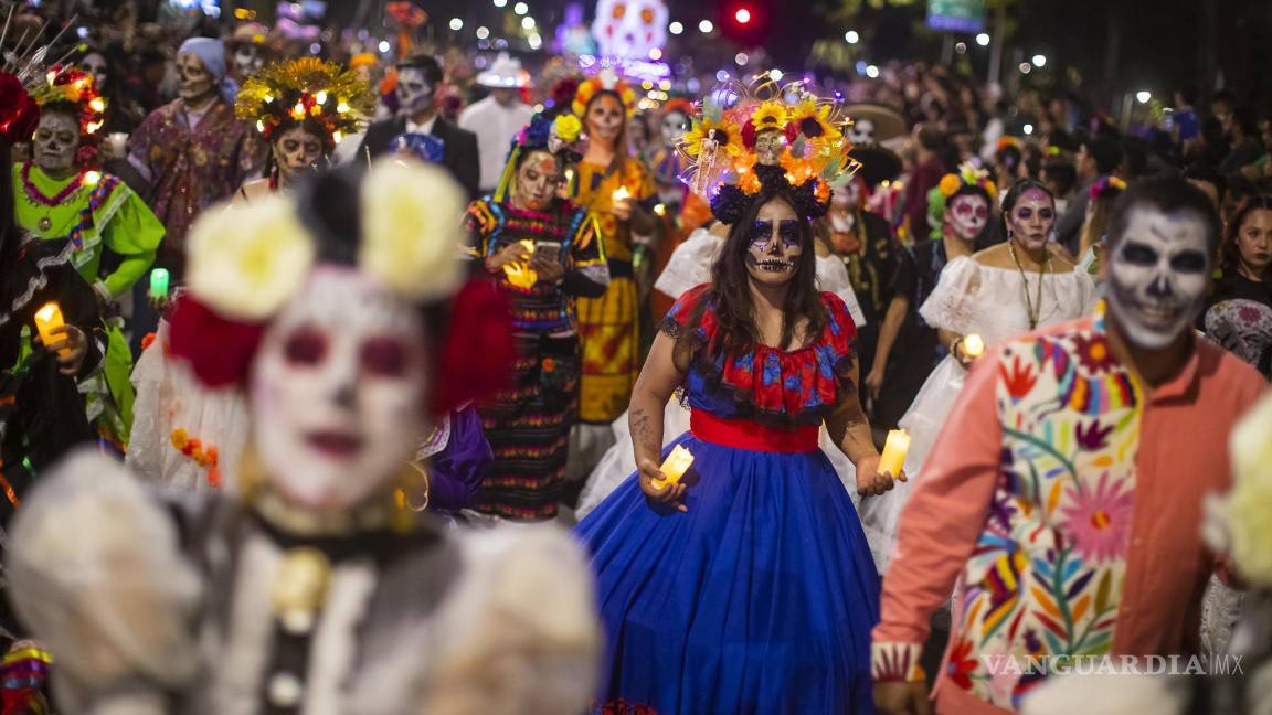 $!Decenas de miles de mexicanos y turistas presenciaron este domingo la Mega Procesión de las Catrinas, un desfile de esqueletos en Ciudad de México.