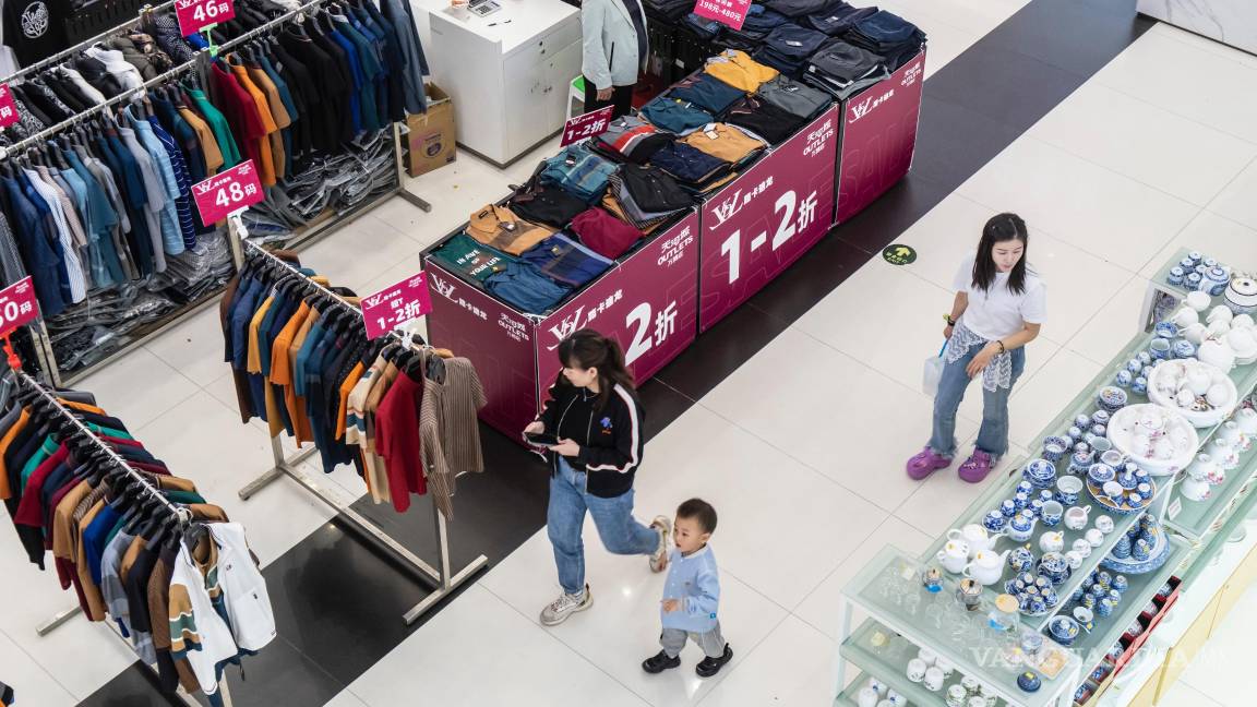 $!Compradores en un centro comercial outlet prácticamente vacío en Cantón. A pesar de todo su poder, Xi no es inmune al descontento popular, dicen los analistas.