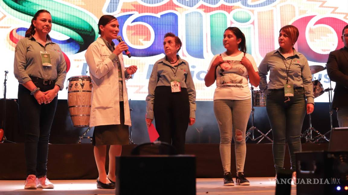 Patronato de la Feria Saltillo 2023 entrega vacuna al pequeño Chuyito