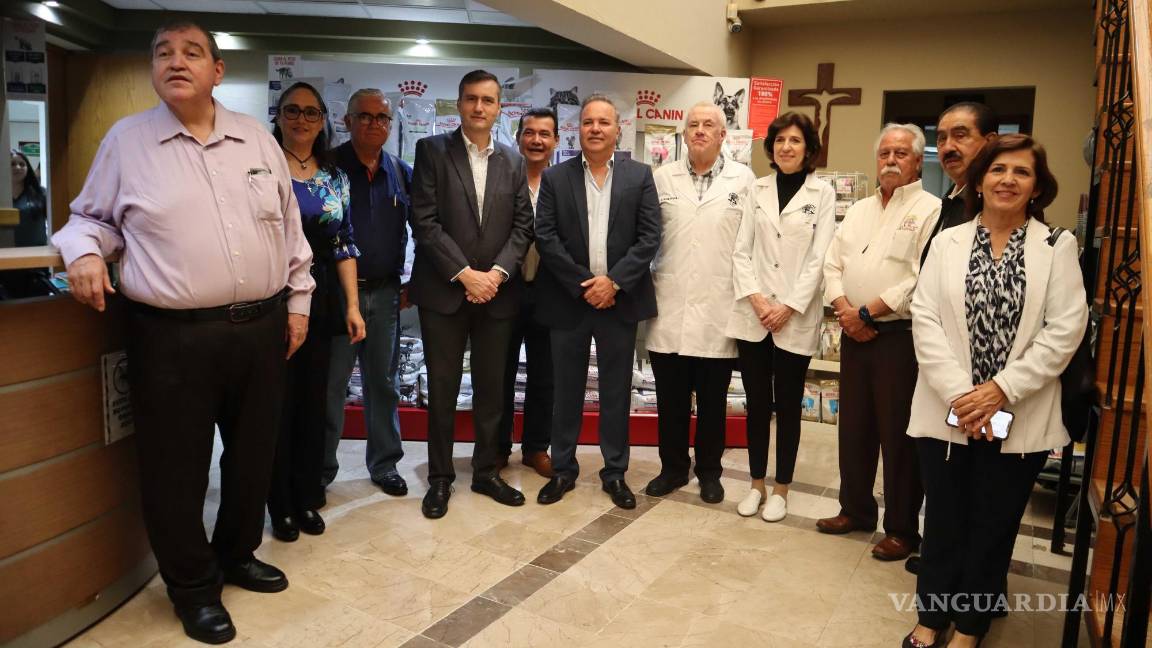 $!El matrimonio formado por Prudencia Elsa Garza Martínez y Wolfgang Teodoro Kosegarten Gallagher (centro), de la Clínica Veterinaria San Francisco, recibirá la presea al Comerciante Distinguido.