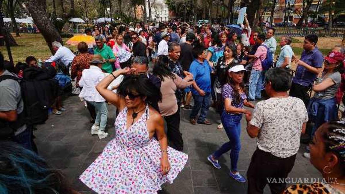 $!‘¡Déjame bailar!’, dicen a Sandra Cuevas los vecinos de Santa María la Ribera