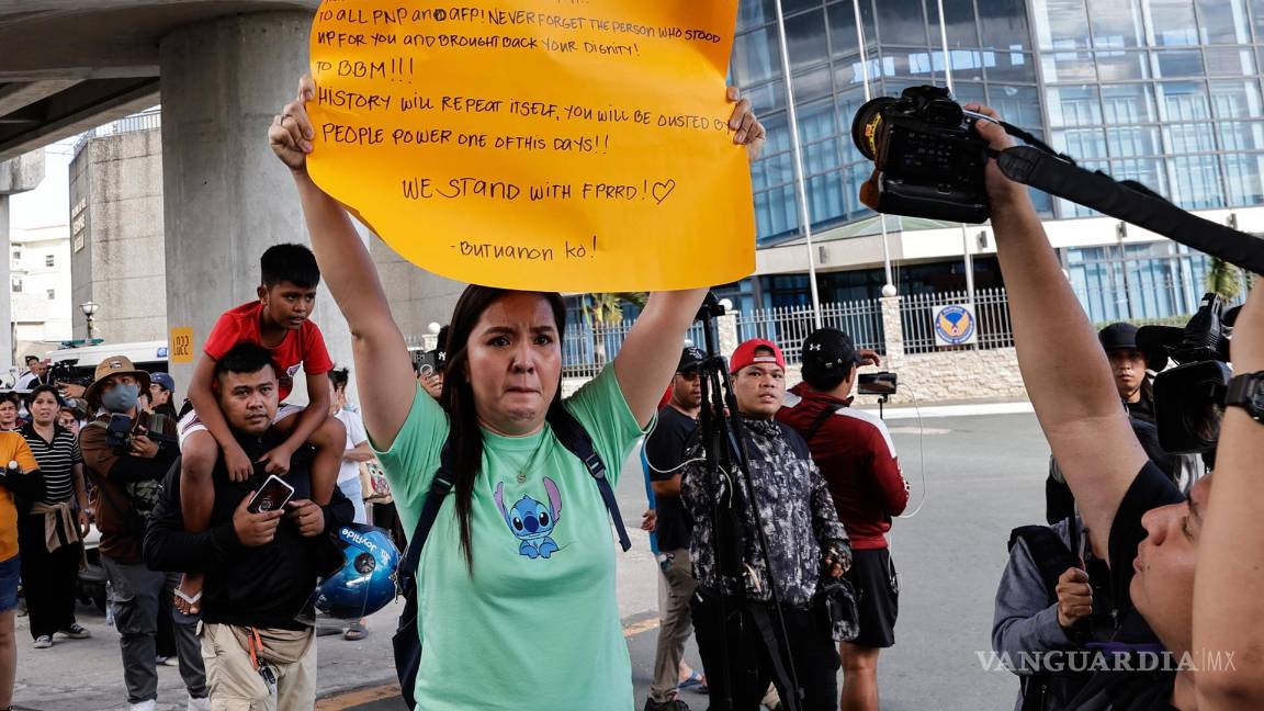 $!Un partidario del expresidente filipino Rodrigo Duterte afuera del campamento de la Fuerza Aérea de la base aérea de Villamor, donde Duterte fue arrestado.