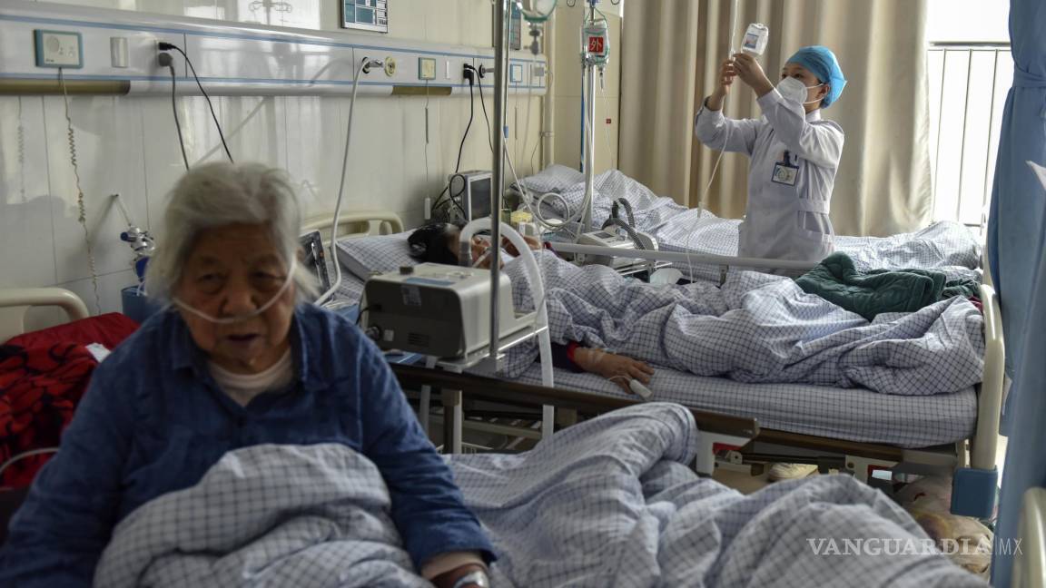 $!Pacientes de edad avanzada con síntomas de COVID reciben goteo intravenoso en la sala de emergencias de un hospital en Fuyang, en la provincia central china de Anhui.