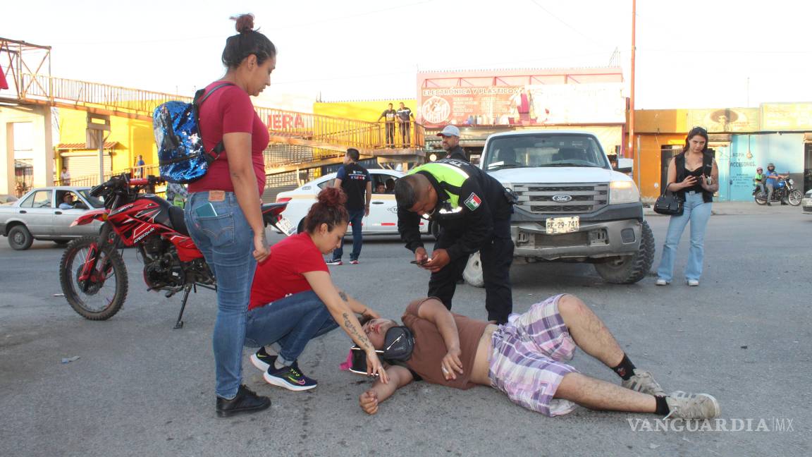 Camioneta le quita el paso a motociclista y lo manda al Hospital General de Saltillo