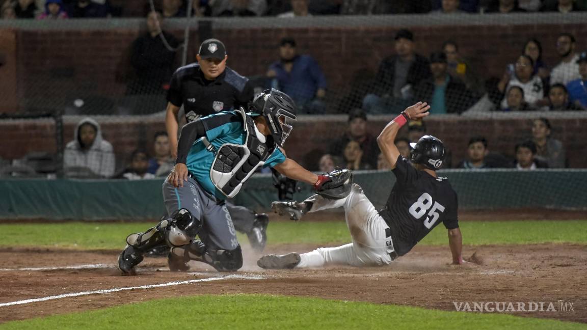 $!Momento exacto donde el jugador de Saraperos ponchaba al de Sultanes.
