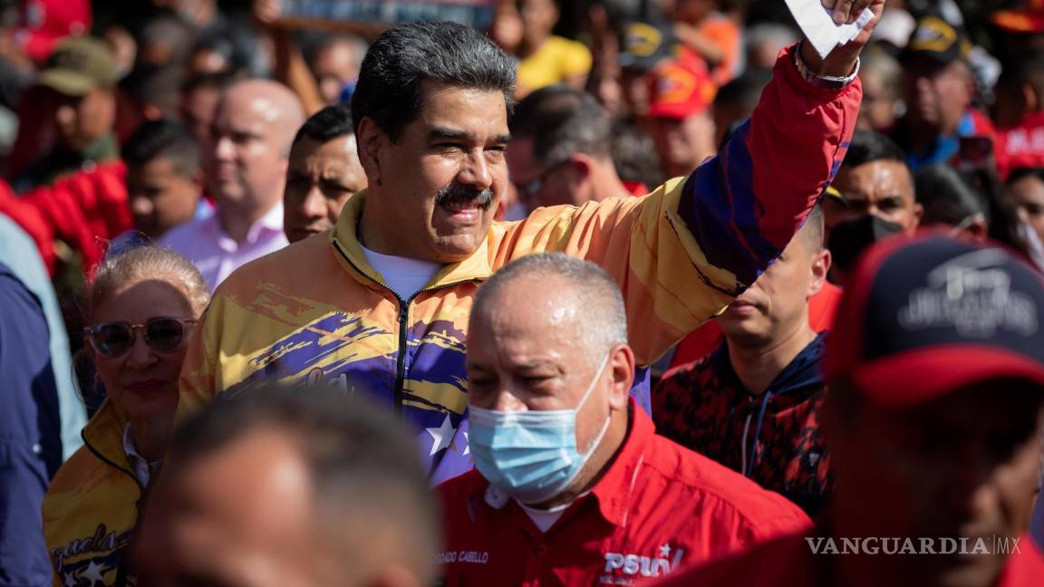 $!El presidente de Venezuela, Nicolás Maduro, acompaña a manifestantes en una marcha chavista en Caracas, Venezuela.