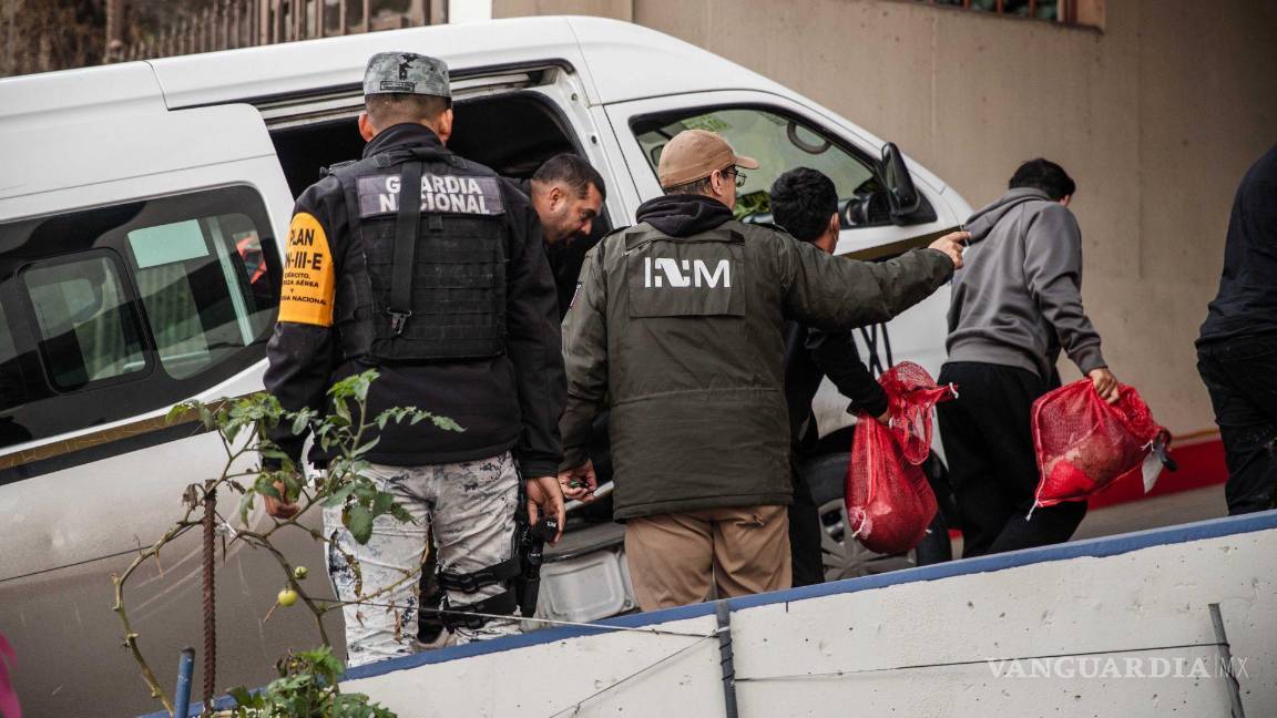 $!Personal de INM recibiendo a repatriados en Tijuana, Baja California el pasado 27 de enero.