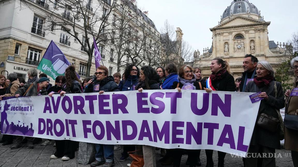 $!Activistas sostienen una pancarta que dice El aborto es un derecho fundamental durante una manifestación frente a la Universidad La Sorbona en París, Francia.