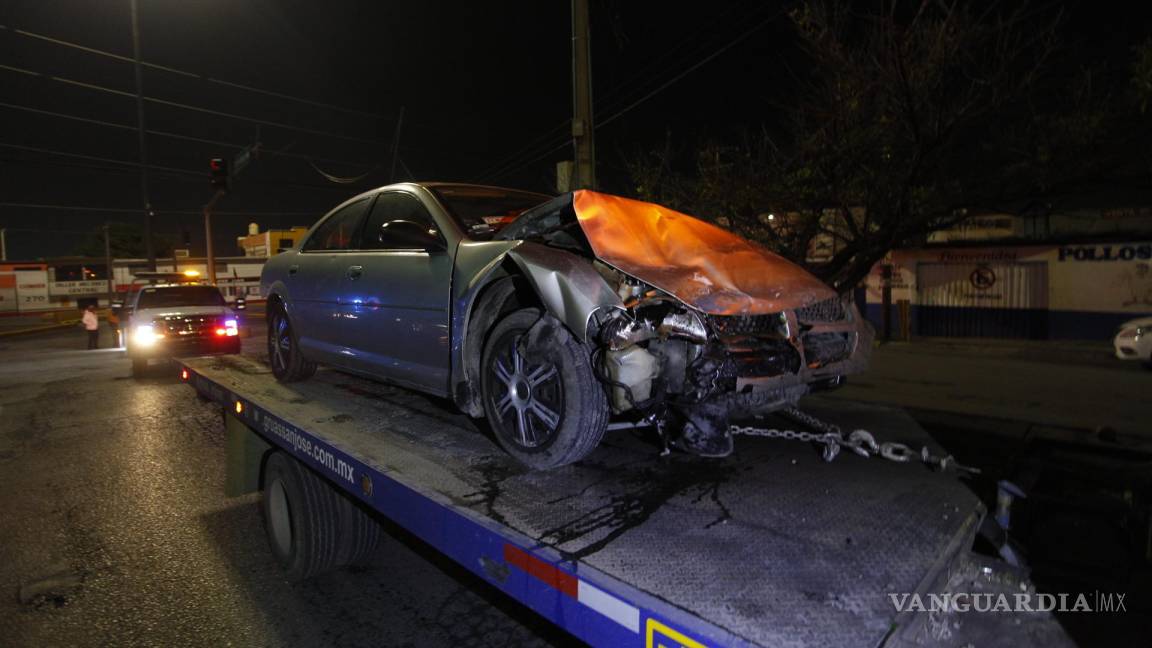 Por pasarse la luz roja y manejar en estado de ebriedad, conductor lesiona a dos en Saltillo