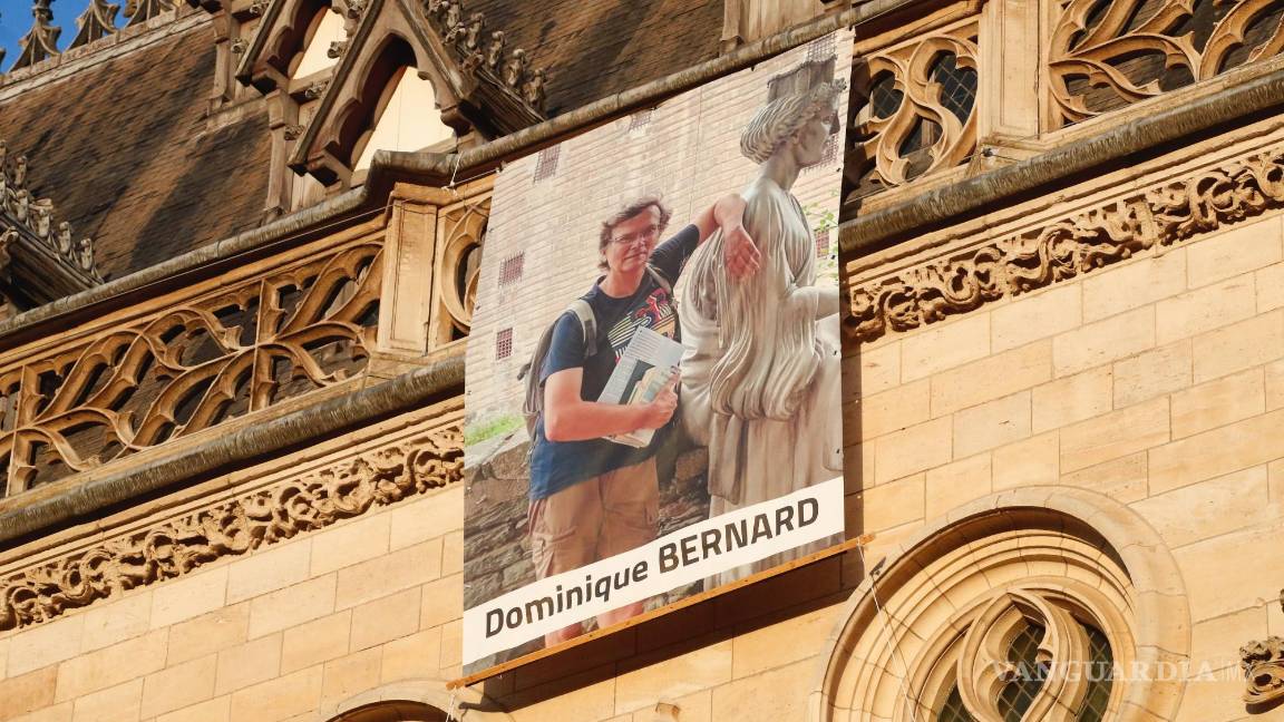 $!En Arras, Francia, se exhibe el retrato del fallecido profesor francés Dominique Bernard, que fue asesinado a puñaladas por un presunto extremista islamista.