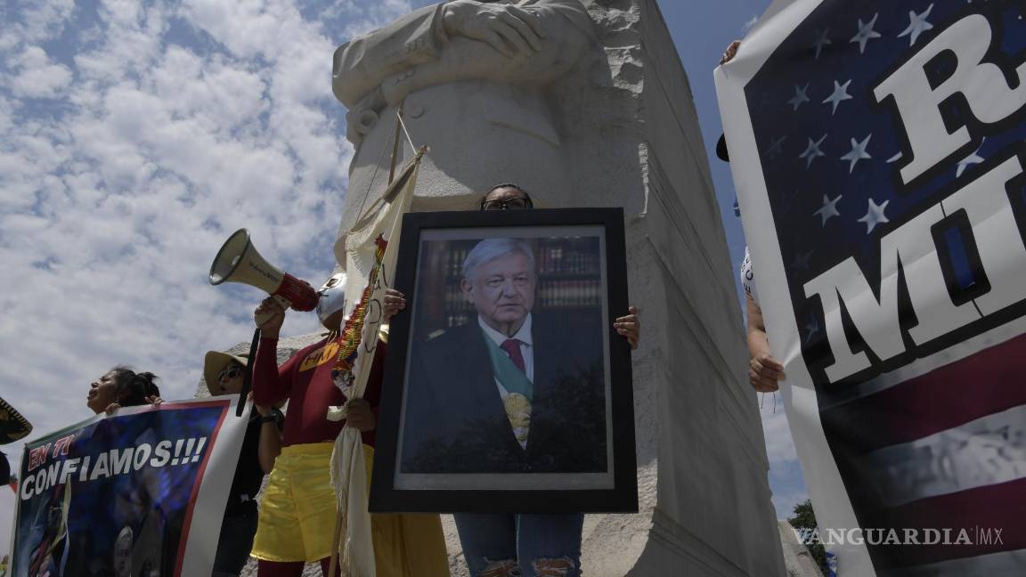 $!Una simpatizante del presidente de México, Andrés Manuel López Obrador, sostiene un retrato del mandatario frente al monumento Martin Luther King.