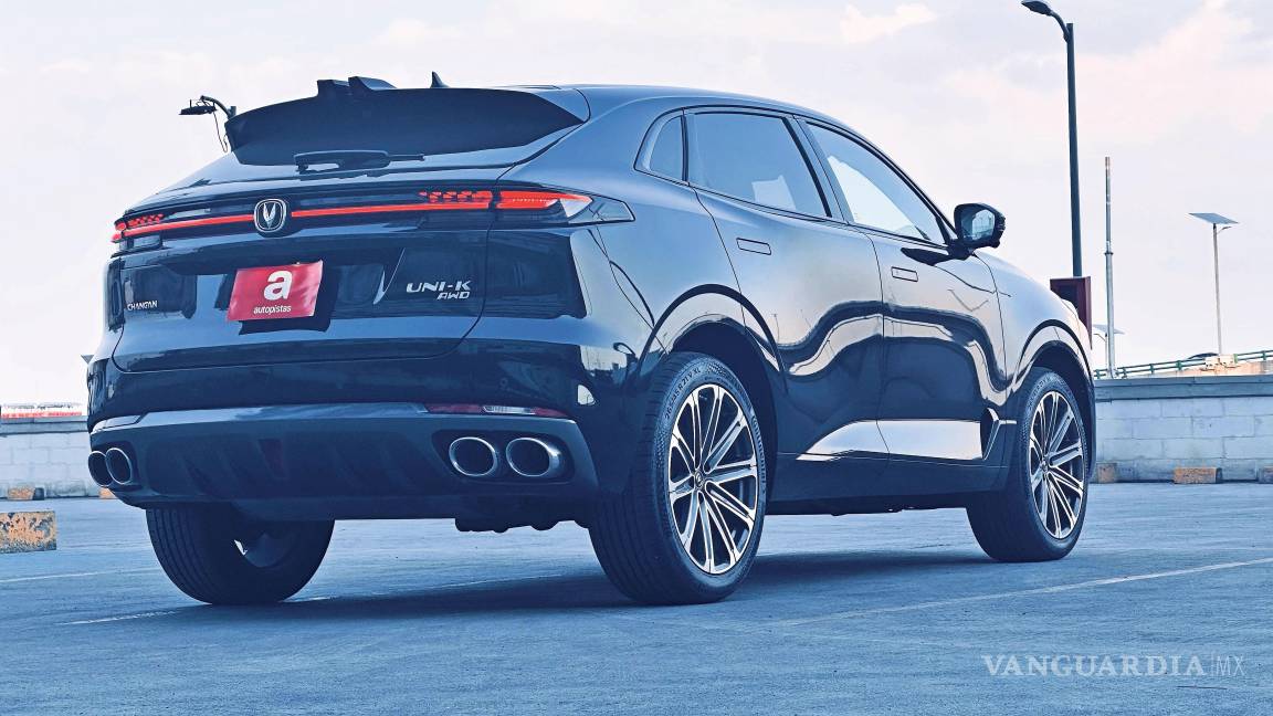 $!Impulsado por un motor turbo de 2.0 litros, el UNI-K ofrece 233 hp y modos de tracción 2WD y 4WD para distintos terrenos.