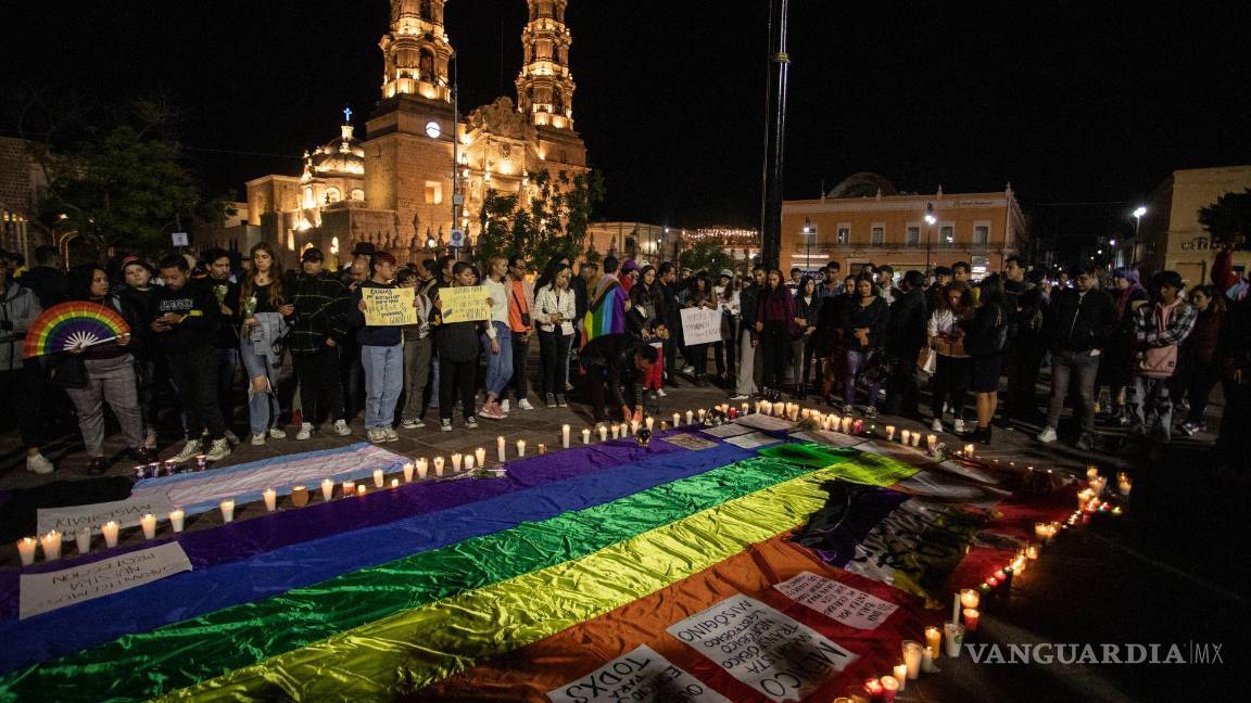 $!Cientos de personas se concentraron frente al Palacio de Gobierno de Aguascalientes para exigir justicia por el asesinato de Jesús Ociel Baena Saucedo.