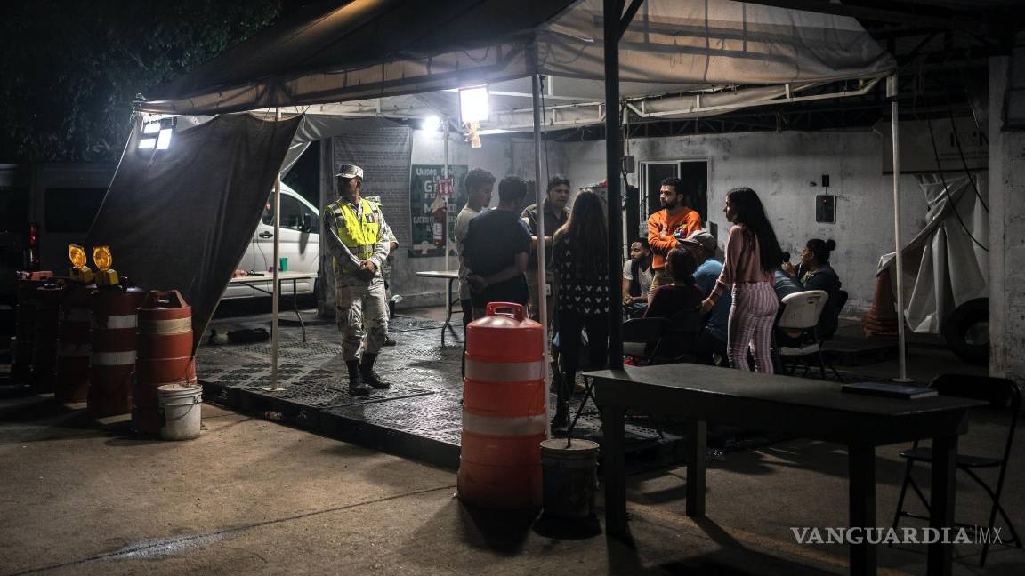 $!Fabiana Bellizar, migrante venezolana, es detenida junto a otros migrantes tras ser bajada de un autobús, en un control migratorio en La Venta, México.
