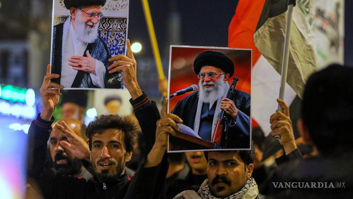 $!Chiíes iraquíes sostienen imágenes del líder supremo iraní, el ayatolá Alí Jamenei, que murió por un ataque estadounidense en Teherán, durante un funeral simbólico en Najaf, Irak.