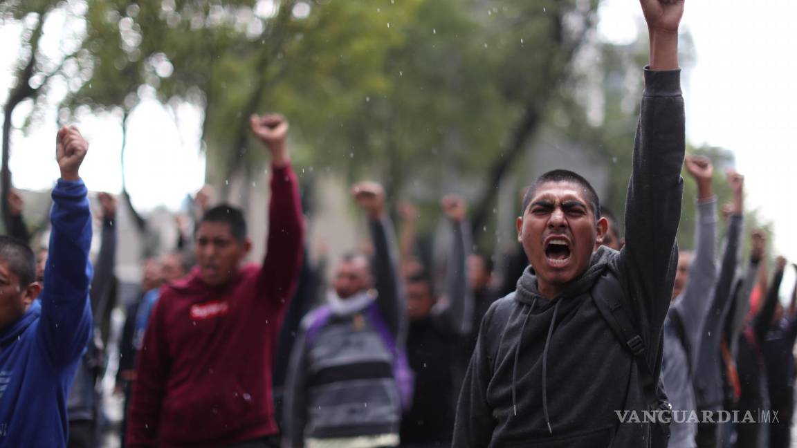 $!Compañeros de los desaparecidos de la Escuela Normal Isidro Burgos de Ayotzinapa marchan.