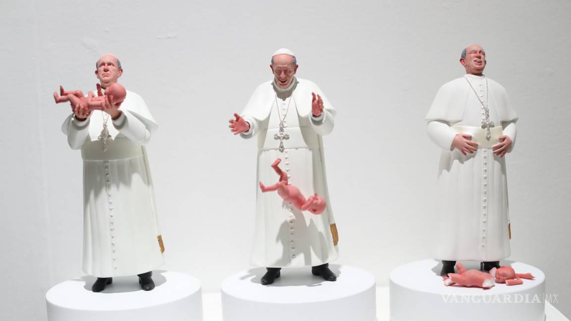 Escultura del papa Francisco dejando caer a un bebé causa una gran polémica en México
